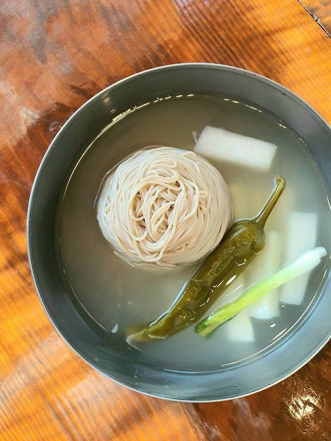 들기름막국수를 한국에서 처음 만든 고기리막국수에서는 계절마다 다른 물김치와 함께 막국수를 맛볼 수 있다. 사진 네이버지도 고기리막국수 업체 등록 사진
