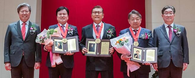 5일 고려대 개교 121주년 기념식 및 고대인의 날 행사에 참석한 승명호 고려대 교우회장과 곽영길 아주경제 회장, 허광수 삼양인터내셔날 회장, 안성호 에이스침대 대표, 김동원 고려대 총장(왼쪽부터). 고려대 제공