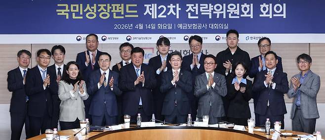 이억원 금융위원장(앞줄 왼쪽 다섯 번째), 서정진 셀트리온그룹 회장(앞줄 왼쪽 네 번째), 박현주 미래에셋 회장(앞줄 왼쪽 여섯 번째). 2026.4.14 뉴스1