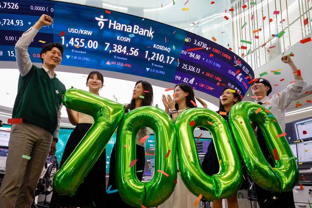 코스피가 전장보다 447.57포인트 오른 7384.56으로 마감하며 종가 기준 역대 최고치를 경신한 6일 서울 중구 하나은행 딜링룸에서 직원들이 축하 세리머니를 하고 있다.  이슬기 기자