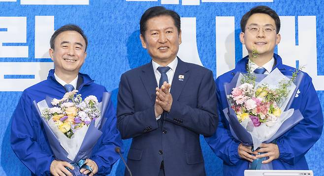 6·3 재보선에서 더불어민주당 후보로 전북 군산·김제·부안을 선거구에 출마할 것으로 예상되는 박지원 최고위원(오른쪽)과 광주광역시 광산을 선거구에 공천이 유력한 임문영 AI전략위원회 상근부위원장(왼쪽)이 6일 국회에서 열린 더불어민주당 인재 영입식에서 정청래 대표와 기념 촬영하고 있다. 연합뉴스