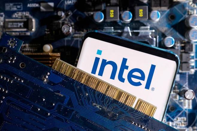 애플이 미국 내에서 판매하는 기기에 들어가는 칩을 대만 TSMC 대신 인텔과 한국 삼성전자에서 생산하기 위해 협상하고 있다는 보도에 인텔 주가가 5일(현지시간) 14% 폭등하며 사상 최고 기록을 경신했다. 로이터 연합