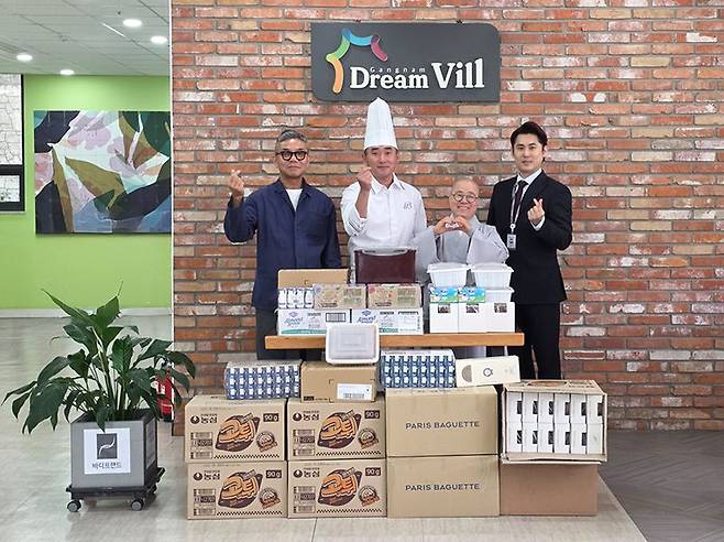 바디프랜드 임직원들이 지난 4일 강남드림빌 보육원을 찾아 물품을 지원한 뒤 기념 촬영을 하고 있다. 바디프랜드 제공