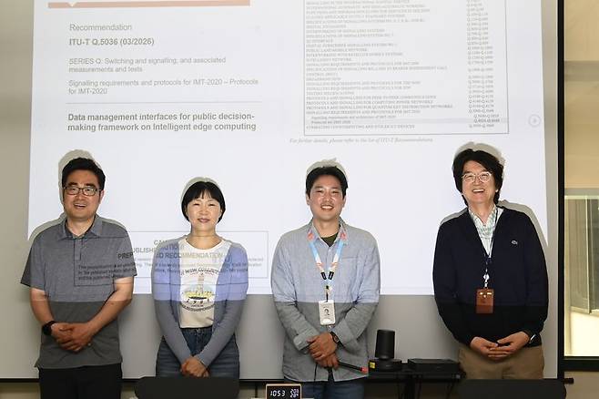 정책지능 국제표준 채택을 주도한 ETRI 연구진, 강현중 책임연구원과 이연희 센터장, 김태환 선임연구원, 유태완 책임연구원(왼쪽부터)이 기념촬영하고 있다. ETRI 제공