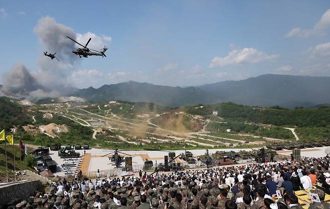 지난 2023년 6월 25일 경기도 포천 승진훈련장에서 윤석열 대통령 주관으로 '2023 연합·합동 화력격멸훈련'이 실시되고 있다. 연합뉴스