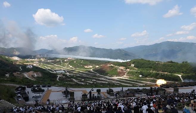 지난 2023년 6월 25일 경기도 포천 승진훈련장에서 윤석열 대통령 주관으로 '2023 연합·합동 화력격멸훈련'이 실시되고 있다. 연합뉴스