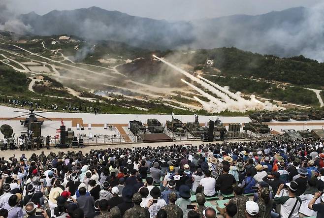 국방부가 지난 2023년 6월 25일 경기도 포천 승진과학화훈련장에서 건군 75주년 및 한미동맹 70주년을 맞이해 '압도적 힘에 의한 평화 구현'을 위한 '2023 연합ㆍ합동 화력격멸훈련'의 첫 번째 훈련을 실시하고 있다. 사진은 국민참관단이 지켜보는 가운데 MLRS(M270, 다련장로켓)를 이용하여 동시통합사격으로 진지를 초토화하는 모습. 국방일보 제고