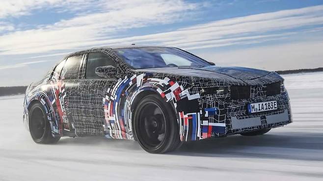 BMW M3 신형 모델이 위장막을 하고 눈밭 테스트 주행을 하고 있다. 사진=BMW