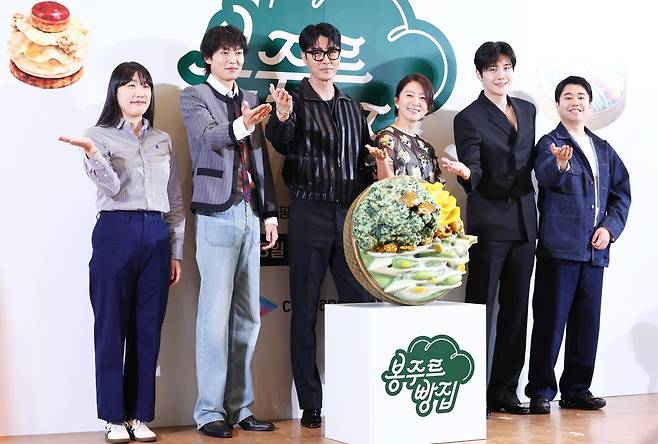 6일 서울 중구 커뮤니티하우스 마실에서 열린 쿠팡플레이 새 예능 '봉주르 빵집' 제작발표회에서 참석자들이 포즈를 취하고 있다. 왼쪽부터 김란주 작가, 배우 이기택, 차승원, 김희애, 김선호, 박근형 PD. 연합뉴스