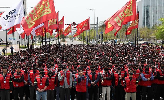 삼성바이오로직스 노동조합 조합원들이 4월 22일 인천 연수구 삼성바이오로직스 송도 사업장 앞에서 임금 인상 등을 요구하며 투쟁 결의대회를 하고 있다. 뉴시스