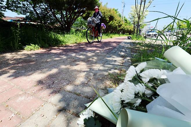 일면식도 없는 20대 남성이 휘두른 흉기에 고등학교 2학년생이 숨진 광주 광산구 월계동 한 보행자 도로에 6일 국화가 놓여 있다. 광주=연합뉴스