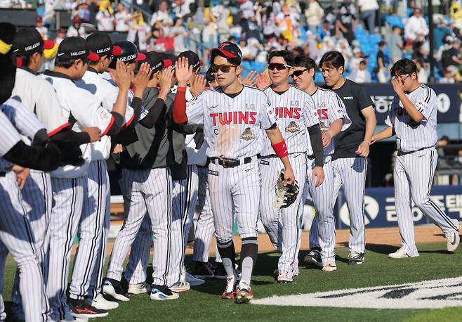 <yonhap photo-4855="">(서울=연합뉴스) 류영석 기자 = 어린이날인 5일 서울 잠실야구장에서 열린 KBO 프로야구 두산 베어스와 LG 트윈스의 경기. 승리한 LG 선수들이 기뻐하고 있다. <저작권자 ⓒ 1980~2026 ㈜연합뉴스. 무단 전재 재배포 금지, AI 학습 및 활용 금지></yonhap>
