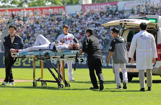<yonhap photo-4539="">어린이날인 5일 서울 잠실야구장에서 열린 KBO 프로야구 두산 베어스와 LG 트윈스의 경기. 4회초 LG 1루수 문보경이 수비 중 부상을 당해 구급차로 이송되고 있다. <저작권자 ⓒ 1980~2026 ㈜연합뉴스. 무단 전재 재배포 금지, AI 학습 및 활용 금지></yonhap>
