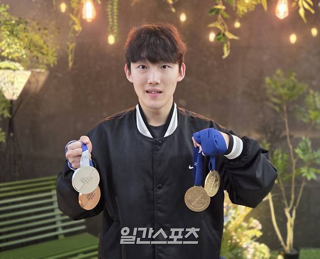 쇼트트랙 국가대표 임종언이 지난 3월 올림픽 파크텔에서 진행된 인터뷰 중 기념 촬영을 하고 있다. 올 시즌 따낸 올림픽 메달 2개(왼쪽)와 세계선수권 메달 2개를 들어보이고 있는 임종언. 김우중 기자