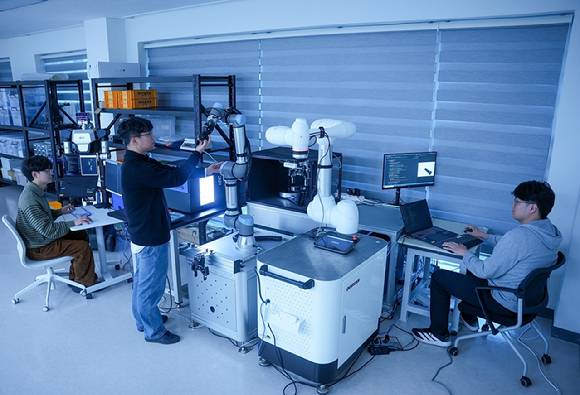 KERI 인공지능연구센터 연구팀이 ‘자율제조 다중 에이전트 AI’ 기술을 점검하고 있다. [사진=전기연]