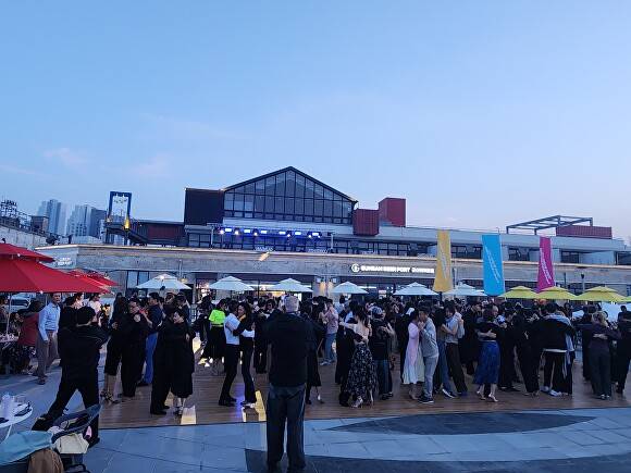 군산 탱고 마라톤 잠가자들이 탱고춤을 추고 있다. [사진=군산시 ]