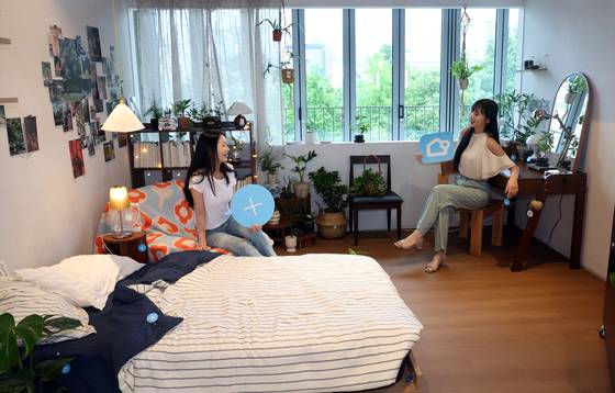 버킷플레이스가 운영하는 인테리어 플랫폼 '오늘의집' 첫 상설 전시장인 '오프하우스'에서 모델들이 체험공간을 소개하고 있다.  이곳에서는 거실, 침실, 주방 등 주거 공간을 테마로 구역별 인테리어를 직접 체험해 보고 '오늘의집'이 취급하는 가구, 소품, 인테리어 관련 제품을 직접 확인해 볼 수 있다. 뉴스1