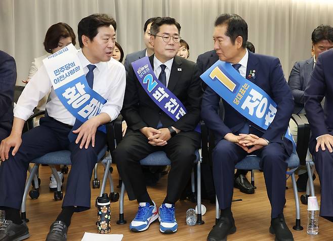 지난해 7월 20일 박찬대 당시 당대표 후보(가운데)가 서울 여의도 중앙당사에서 열린 당대표 및 최고위원 선출을 위한 영남권 합동연설회에 파란색 운동화를 신었다. 뉴스1