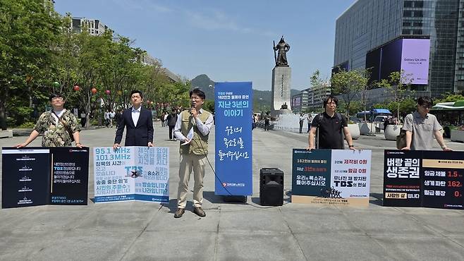 이호찬 전국언론노동조합 위원장이 6일 서울 종로구 광화문광장에서 릴레이 발언을 하고 있다. /강아영 기자