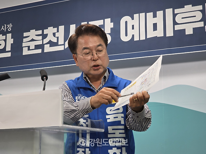 ▲ 도시 순환 교통체계 구상을 공유 중인 육동한 예비후보. 정민엽 기자