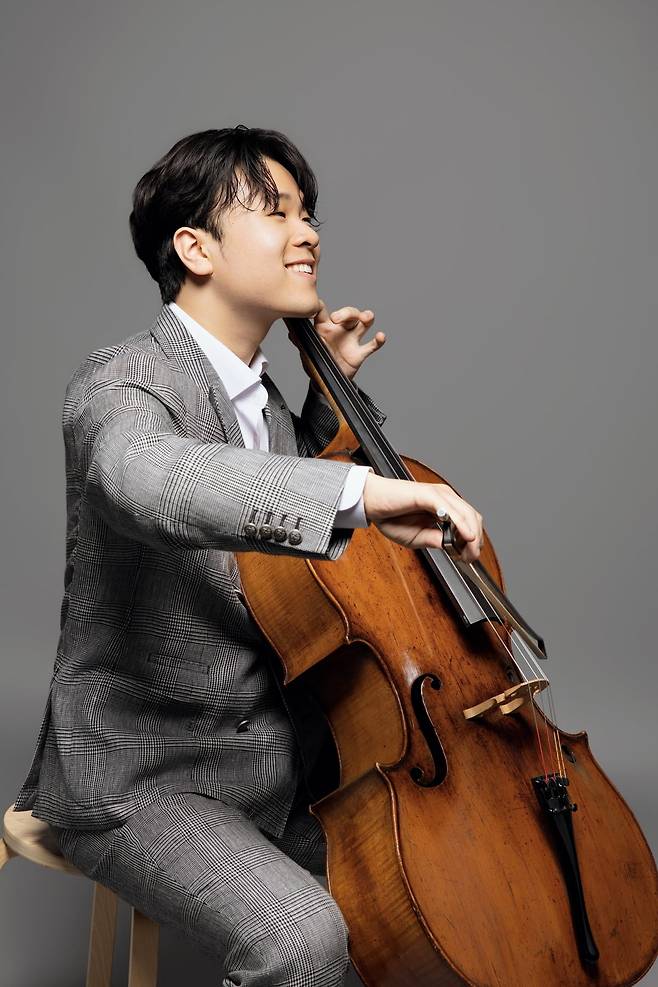 지난 4일 아르떼와 만난 첼리스트 한재민이 엘가의 첼로 협주곡(Op.85)을 연주하고 있다./사진. © 구본숙