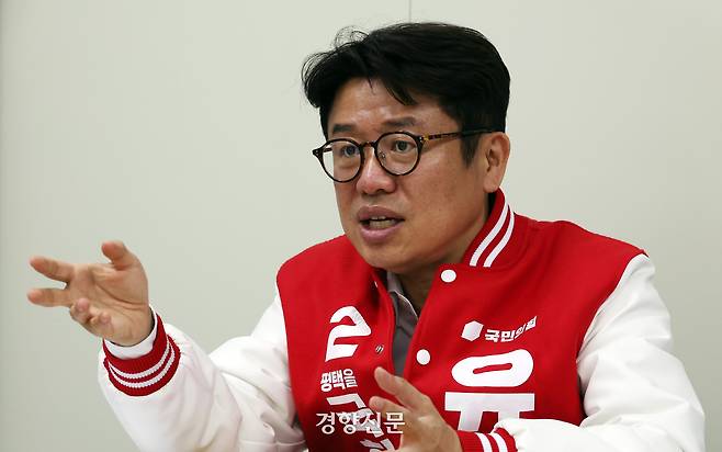 유의동 국민의힘 경기 평택을 국회의원 재선거 후보가 6일 선거대책사무소에서 인터뷰를 하고 있다. 김정근 기자
