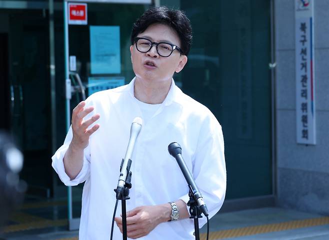 무소속 한동훈 부산 북갑 국회의원 보궐선거 예비후보가 지난 4일 오후 부산 구포동 북구선거관리위원회에 예비후보 등록을한 뒤 기자들 질문에 답하고 있다. 연합뉴스&nbsp;