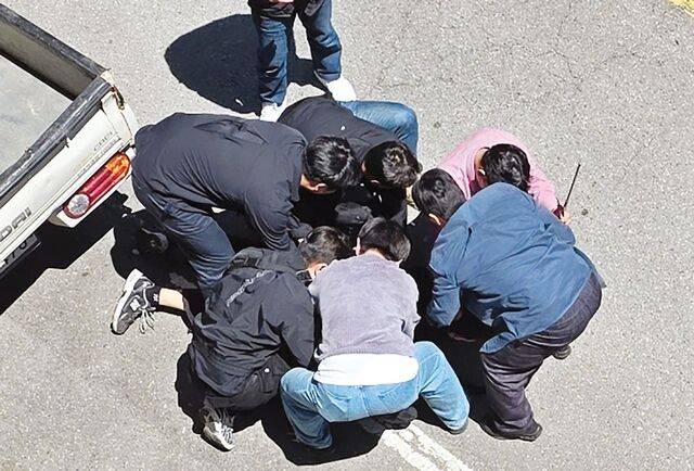 경찰이 5일 흉기를 휘둘러 여고생 1명을 살인하고 또래 남학생을 다치게 한 혐의를 받는 장모(24)씨를 광주 광산구 그의 집 인근에서 긴급체포하고 있다. 장씨는 범행 직후 도주했다가 11시간 만에 잠복 중이던 경찰에 붙잡혔다. 연합뉴스
