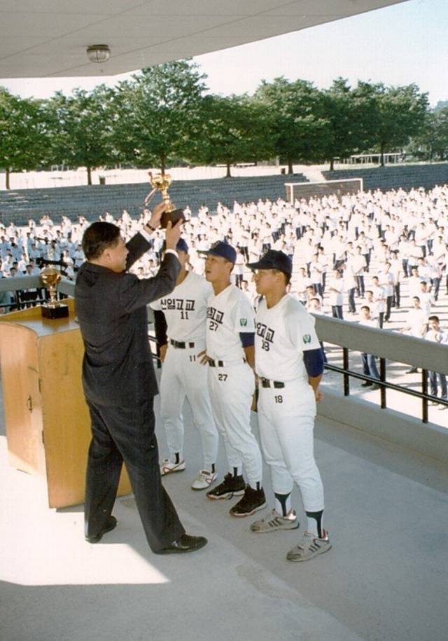 1996년 신일고를 황금사자기 우승으로 이끌었던 김진원 감독(가운데)과 김장현 수석 코치(오른쪽). 사진=김장현 코치 제공