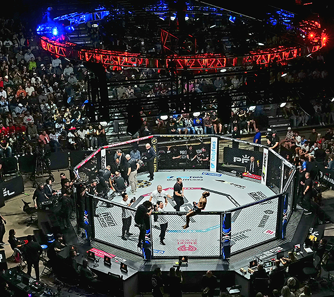 Road to UFC 시즌2 페더급 준결승 김상원이 세계 2위 종합격투기 단체 Professional Fighters League 2026년 7번째 대회에서 UFC 4전 움베르토 반데나이를 2라운드 TKO로 꺾은 후 기뻐하고 있다. 사진=PFL MMA, Inc.