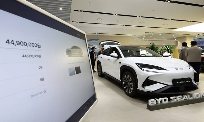 [서울=뉴시스]  = 2일 서울 용산구 전기차 브랜드 BYD 매장을 찾은 고객들이 전시된 차량을 둘러보고 있다.