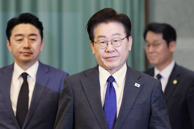 보완수사권 유지를 주장하는 쪽은 경찰이나 중수청의 1차 수사가 완전무결할 수 없는 만큼 기소를 책임지는 공소청에 최소한의 사실 확인 권한이 필요하다고 본다. 사진은 이재명 대통령이 30일 청와대에서 열린 수석보좌관회의에 입장하고 있는 모습. /사진=뉴시스
