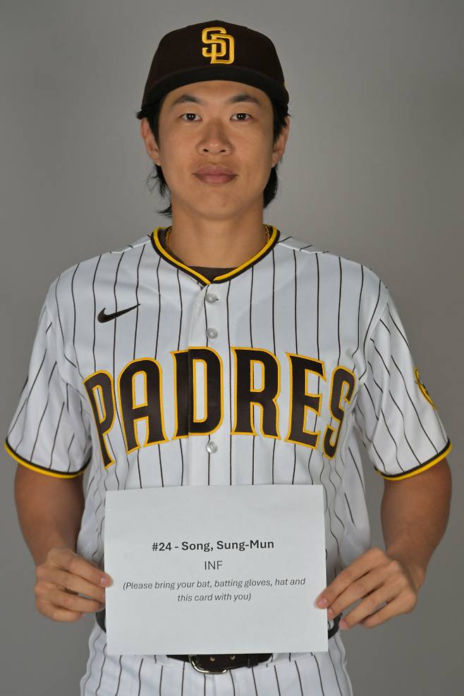 샌디에이고 파드리스 송성문이 메이저리그(MLB) 복귀를 화려하게 장식했다. 사진은 지난 2월18일 송성문이 스프링캠프 포토데이 촬영한 모습. /로이터=뉴스1