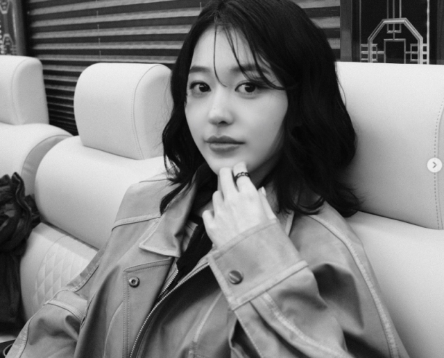 장다아가 고전적인 우아함과 현대적인 시크함이 공존하는 독보적인 분위기를 자아냈다. / 장다아 소셜미디어
