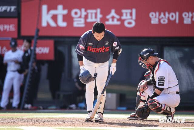 롯데 김세민이 5월 5일 수원 KT 위즈전 타석에서 롯데 팬들에게 인사를 하고 있다./롯데 자이언츠 제공