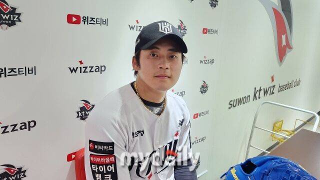 KT 박영현이 5월 5일 수원 KT위즈파크에서 취재진과 인터뷰를 하고 있다./수원 = 김경현 기자