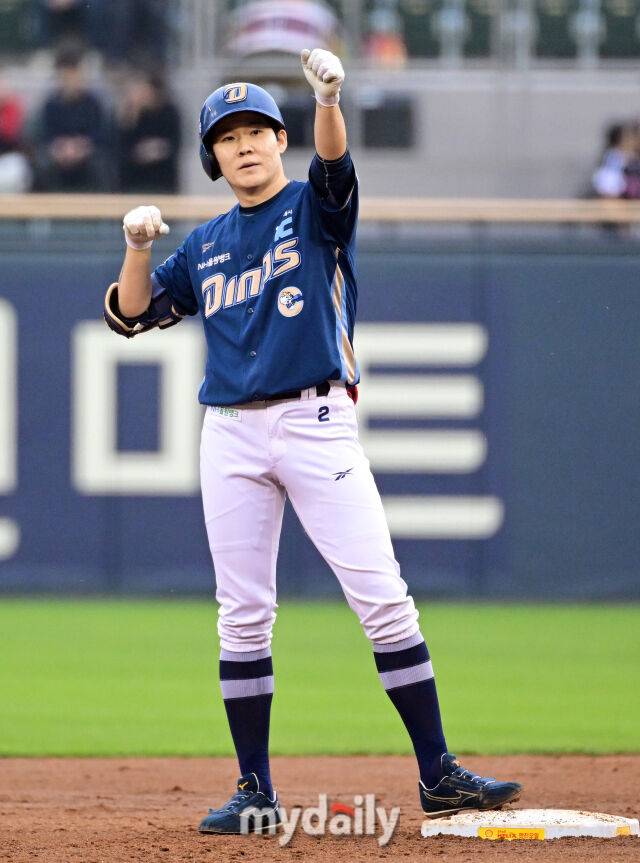 2026년 5월 2일 오후 서울 잠실구장에서 열린 '2026 신한 SOL KBO리그' NC 다이노스와 LG 트윈스의 경기. NC 박민우가 3회초 무사 1.2루서 1타점 2루타를 친 뒤 기뻐하고 있다./마이데일리