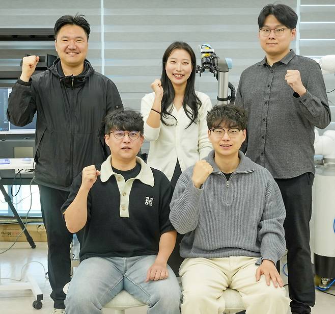 이번 연구를 수행한 이주경(왼쪽 아래) 한국전기연구원 박사 연구팀.[한국전기연구원 제공]