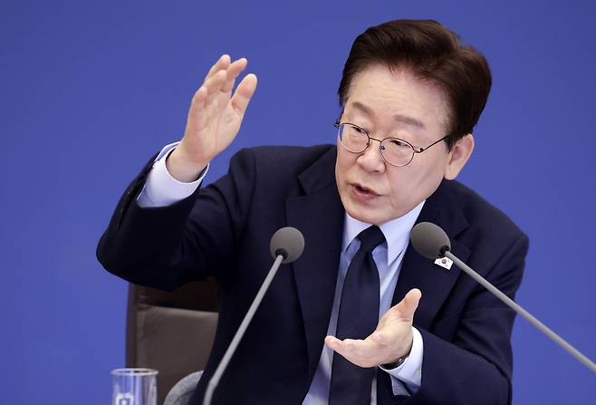 이재명 대통령이 6일 청와대에서 열린 국무회의 겸 비상경제점검회의에서 발언하고 있다. [연합]