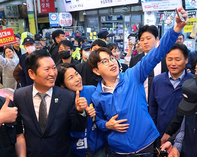 3일 오후 부산 북구 구포시장에서 더불어민주당 정청래 대표와 북갑 국회의원 보궐선거 출마를 공식화한 하정우 전 청와대 AI 미래기획수석이 상인들과 사진을 찍고 있다. [연합]