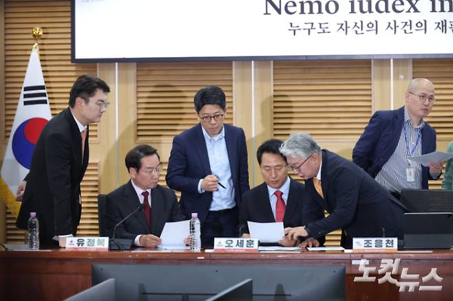개혁신당 김정철 서울시장 후보(왼쪽부터), 국민의힘 유정복 인천시장 후보, 오세훈 서울시장 후보, 개혁신당 조응천 경기도지사 후보가 4일 국회 의원회관에서 열린 '사법내란 저지를 위한 수도권 광역단체장 후보자 긴급 연석회의'에 참석해 대화를 나누고 있다. 황진환 기자