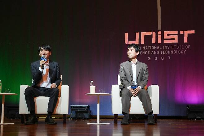 한국 바둑을 대표하는 이창호 국수와 이세돌 UNIST(울산과학기술원) 특임교수가 6일 UNIST에서 열린 토크콘서트에 참석했다. UNIST 제공
