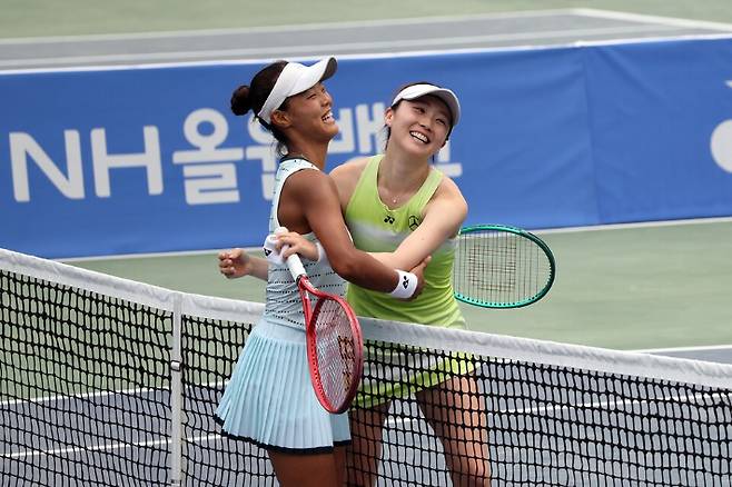 '2026 국제테니스연맹(ITF) NH농협은행 고양 국제여자투어대회' 단식 4강전을 마친 뒤 서로 안으며 격려하고 있는 백다연(왼쪽), 박소현. 테니스코리아