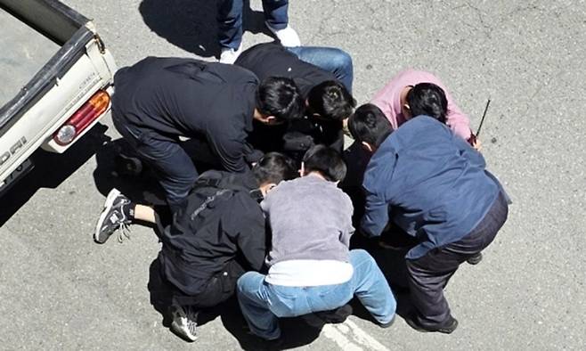 5일 광주 광산구 월계동 한 도로에서 살인 혐의 등을 받고 있는 20대 장모씨를 경찰이 긴급 체포하고 있다. 연합뉴스