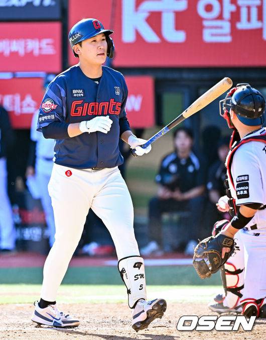 [OSEN=수원, 민경훈 기자] 5일 수원 KT위즈파크에서 2026 신한 SOL KBO리그 KT 위즈와 롯데 자이언츠의 경기가 열렸다.이날 KT는 소형준, 롯데는 로드리게스를 선발로 내세웠다.8회초 1사 주자 1,2루 롯데 김세민이 타석에서 볼넷을 골라낸 후 출루하고 있다. 2026.05.05 /rumi@osen.co.kr