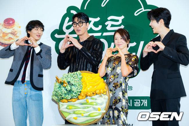 [OSEN=민경훈 기자] 6일 오전 서울 중구 커뮤니티하우스 마실에서 쿠팡플레이 새 예능 ‘봉주르빵집’ 제작발표회가 열렸다. 조용한 시골 마을에 문을 연 국내 최초 ‘시니어 디저트 카페’를 배경으로 인생의 맛을 아는 어르신들과 행복의 맛을 아는 빵집 식구들이 달콤한 위로와 온기를 나누는 힐링 예능이다.배우 이기택, 차승원, 김희애, 김선호가 참석해 포토타임을 갖고 있다. 2026.05.06 /rumi@osen.co.kr
