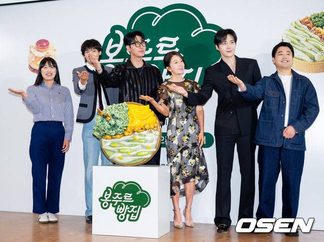 [OSEN=민경훈 기자] 6일 오전 서울 중구 커뮤니티하우스 마실에서 쿠팡플레이 새 예능 ‘봉주르빵집’ 제작발표회가 열렸다. 조용한 시골 마을에 문을 연 국내 최초 ‘시니어 디저트 카페’를 배경으로 인생의 맛을 아는 어르신들과 행복의 맛을 아는 빵집 식구들이 달콤한 위로와 온기를 나누는 힐링 예능이다.김란주 작가, 배우 이기택, 차승원, 김희애, 김선호, 박근형 PD가 참석해 포토타임을 갖고 있다. 2026.05.06 /rumi@osen.co.kr