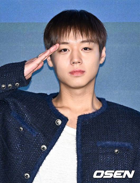 [OSEN=조은정 기자]티빙 ‘취사병 전설이 되다’ 제작발표회가 6일 서울 광진구 풀만 앰배서더 서울 이스트폴에서 열렸다.‘취사병 전설이 되다’는 총 대신 식칼을, 탄띠 대신 앞치마를 두른 이등병 강성재(박지훈 분)가 ‘전설의 취사병’으로 거듭나는 과정을 그린 밀리터리 쿡방 판타지 드라마다. 갓 전입한 이등병이 ‘요리사의 길’을 밟으며 맛 하나로 부대원들의 마음을 사로잡는 취사병의 성장기를 그릴 예정이다.배우 박지훈이 포즈를 취하고 있다.  2026.05.06 /cej@osen.co.kr