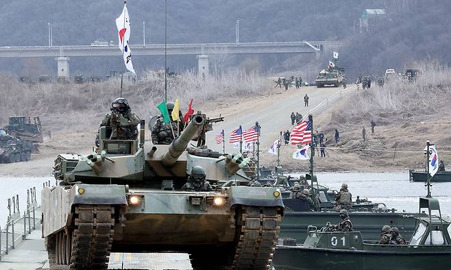 한국군 K1E1 전차가 한·미 공병대가 설치한 부교를 건너 이동하고 있다. 세계일보 자료사진