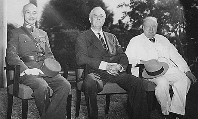 2차대전 도중인 1943년 11월 열린 카이로 회의 모습. 왼쪽부터 장제스 중국 국민당 주석, 프랭클린 루스벨트 미국 대통령, 윈스턴 처칠 영국 총리. 세계일보 자료사진